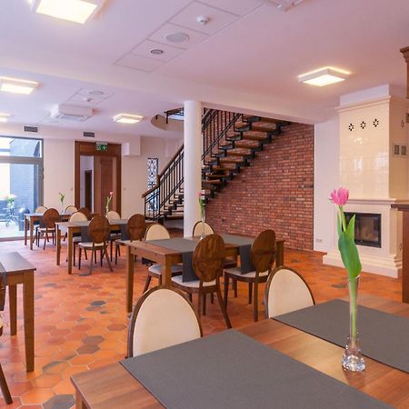 Отель Gosciniec Kasztel U Gostla Мурована-Гослина Экстерьер фото